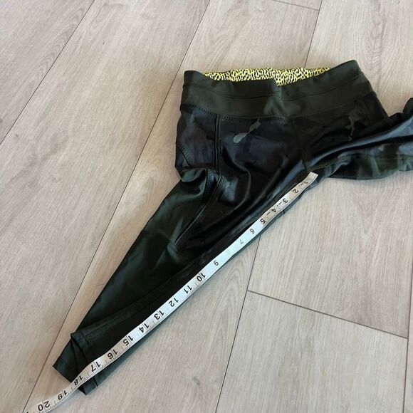 Lululemon Training Tough Crop *Full-On Luxtreme Palm Party Gator Green Black / G - Picture 3 of 12